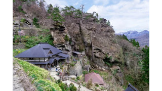 Yamadera (tỉnh Yamagata) là một ngôi đền được xây dựng trên núi cao